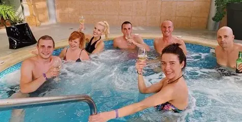 Натали Трифонова на джакузи с колегите