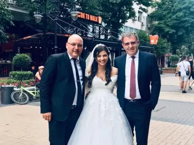 Новата на шеф Манчев се крие! Деси Цонева я смени като кума в последния момент