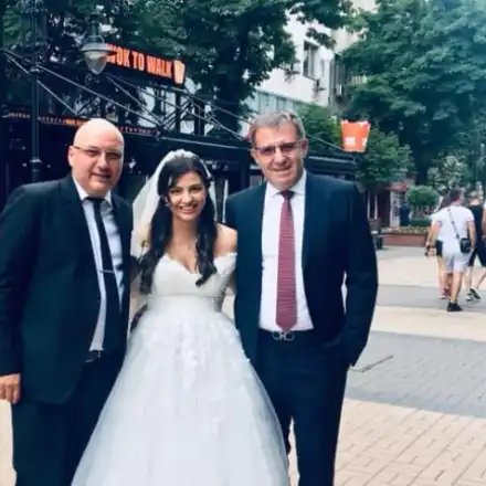 Новата на шеф Манчев се крие! Деси Цонева я смени като кума в последния момент