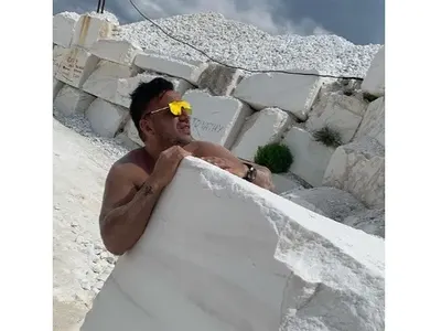 Обраха Коцето на плажа! Певецът се изложи, докато разказваше за случилото се