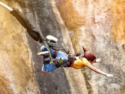 ОПАСЕН ЧАР! Щерката на Доган скочи от скала