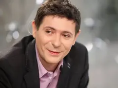 Палавник:  Виктор Николаев лъсна без дрехи с 4 жени (Пикантно фото в галерията)