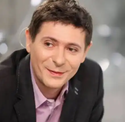 Палавник:  Виктор Николаев лъсна без дрехи с 4 жени (Пикантно фото в галерията)