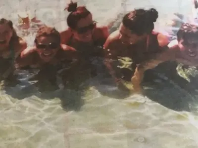 Палавник:  Виктор Николаев лъсна без дрехи с 4 жени (Пикантно фото в галерията)