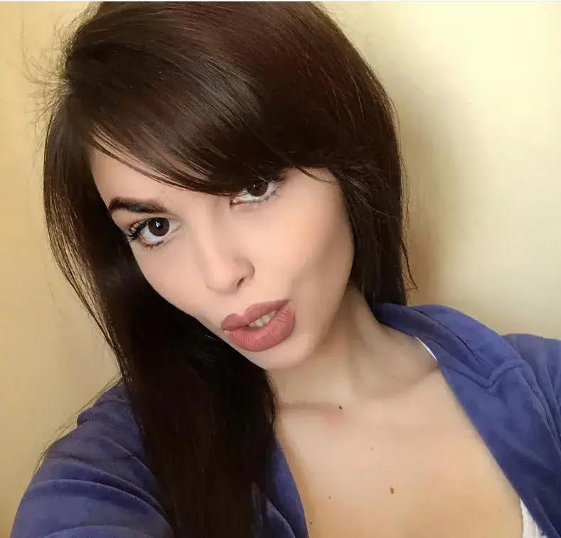 Племенницата на Маргините лъсна нуди (ГОРЕЩО ФОТО в галерията)