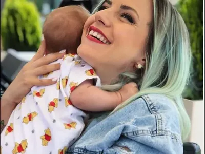 Поли Генова на двойна ваканция с бебока