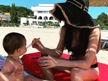 Преслава с щерка си на море! Певицата показа стегнати бедра и прибран корем