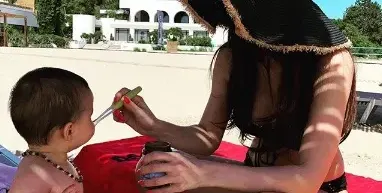 Преслава с щерка си на море! Певицата показа стегнати бедра и прибран корем