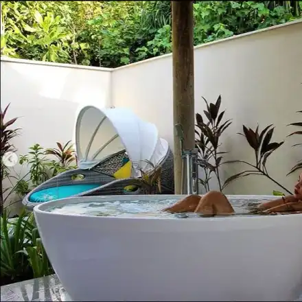 Райна с горещи кадри от ваната