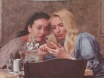 Сестри Шехтови се върнаха в София! Двете сядат на различни маси в едно и също заведение