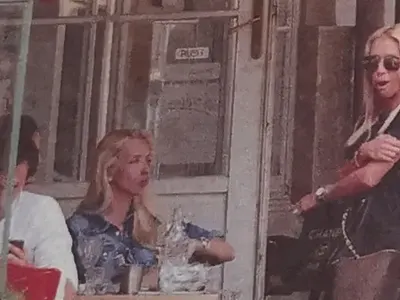 Сестри Шехтови се върнаха в София! Двете сядат на различни маси в едно и също заведение