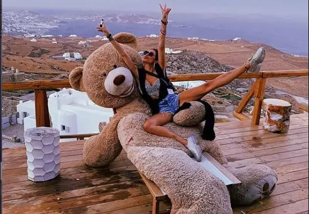 Щерката на Фатик разпуска на плажа на Леонардо