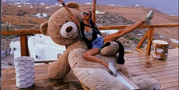 Щерката на Фатик разпуска на плажа на Леонардо
