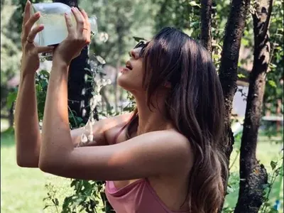 Щерката на Гала лъсна без бельо