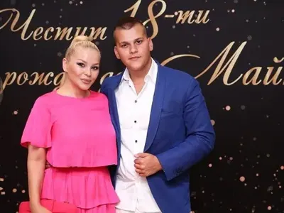 Синът на ДесиСлава чукна 18 г. с лудо парти