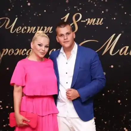 Синът на ДесиСлава чукна 18 г. с лудо парти