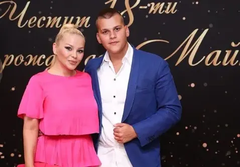 Синът на ДесиСлава чукна 18 г. с лудо парти