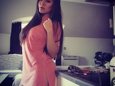 Сузанита крие готина кака! Ето я сестра й Александра