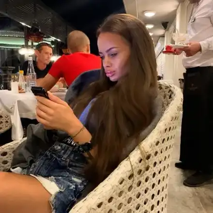 Сузанита учи за фризьорка