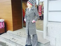 Ваня Щерева като палячо от цирка, шашка с кичозни дрехи
