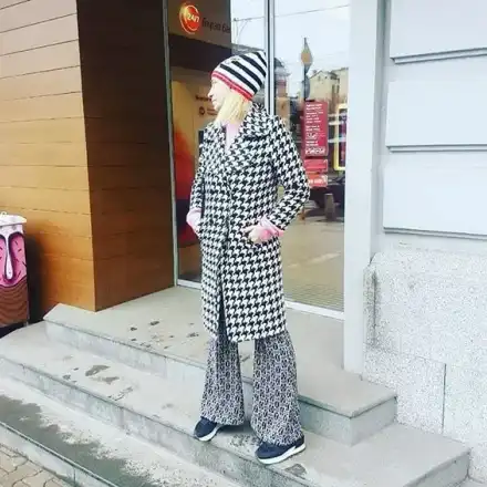 Ваня Щерева като палячо от цирка, шашка с кичозни дрехи