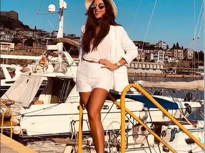 Вярвате ли, че е на 50?! Есил Дюран показа топ форма на яхта в Гърция