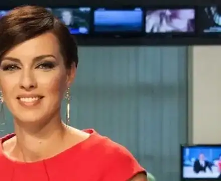 Виктория Петрова на море в родната Варна (Новинарката отмаря с майка си)