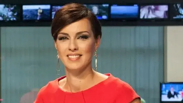 Виктория Петрова на море в родната Варна (Новинарката отмаря с майка си)