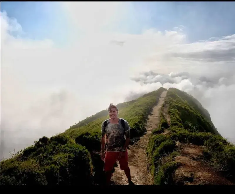 Владо Карамазов едва оцеля в тропическа буря