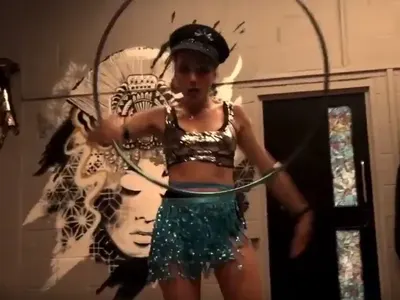 Внучката на Тодор Колев живее от подаяния в Лондон! Теодора стана циркаджийка по фестивали