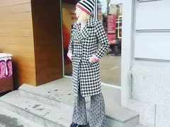 Ваня Щерева като палячо от цирка, шашка с кичозни дрехи