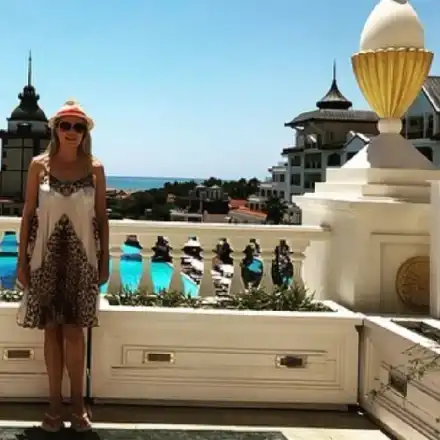 Защо Венета Райкова лъже, че спи в хотел за 5 бона