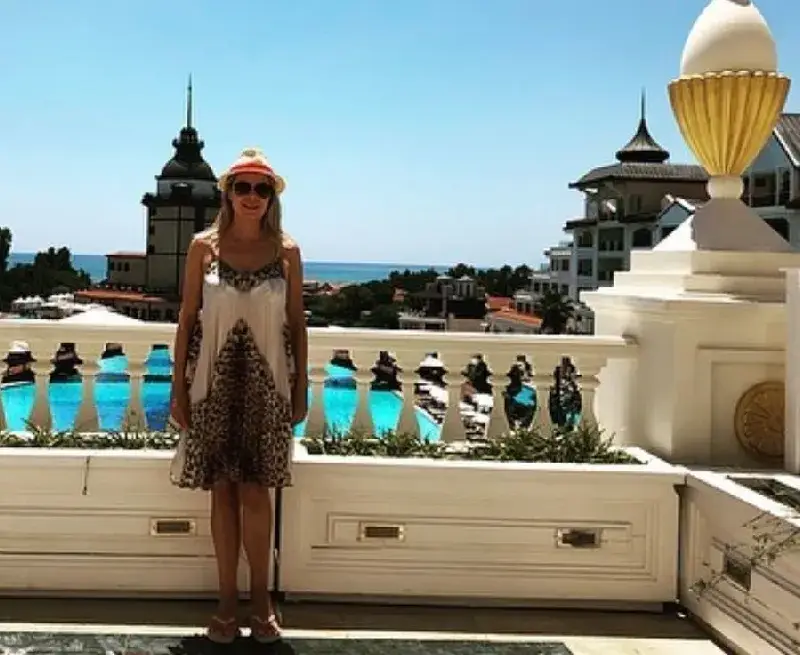 Защо Венета Райкова лъже, че спи в хотел за 5 бона