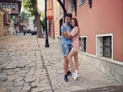 „Златната” Лаура с гадже юпи