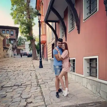 „Златната” Лаура с гадже юпи