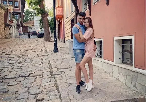 „Златната” Лаура с гадже юпи