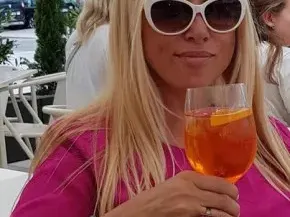 59-годишната Кристина Димитрова празнува ЧРД с младо гадже в Лисабон (Снимки)