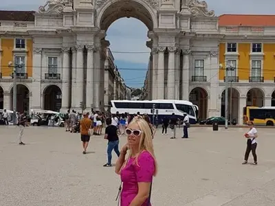 59-годишната Кристина Димитрова празнува ЧРД с младо гадже в Лисабон (Снимки)