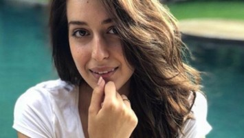 И дъщерята на Гала се пусна по монокини (Горещо фото в галерията)