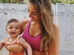 Алекс Богданска тренира с бебето