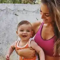 Алекс Богданска тренира с бебето