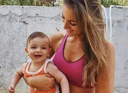 Алекс Богданска тренира с бебето