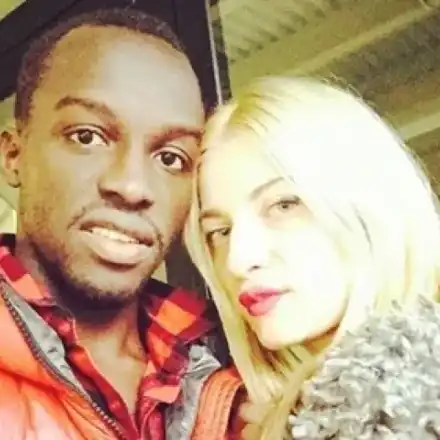 Али Соу се налива с уиски на ретро чалга преди мача в Лига Европа