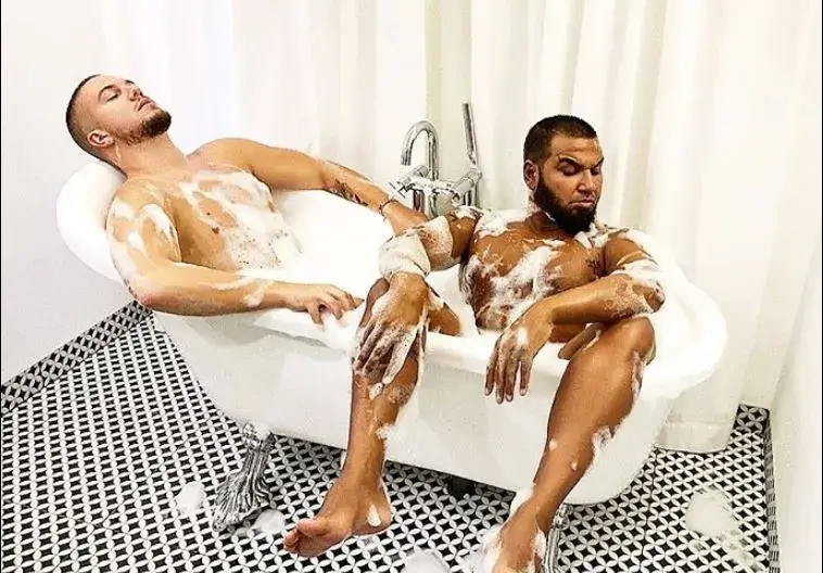 Азис с мъж във ваната