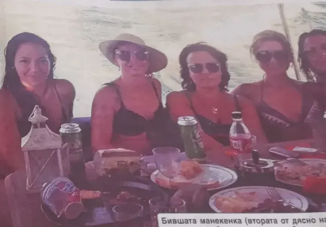 Бившата на Доган ваканцува на яхта с приятелки! Красивата Алтен и дружките й заложиха на хляб, месо и бира