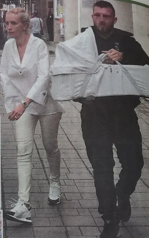 Боряна Шехтова с бебеносач