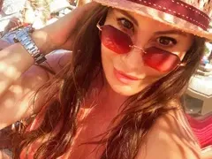 Дарина Павлова троши чинии на Миконос (Снимки от дивото парти)