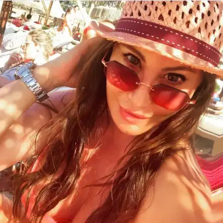 Дарина Павлова троши чинии на Миконос (Снимки от дивото парти)