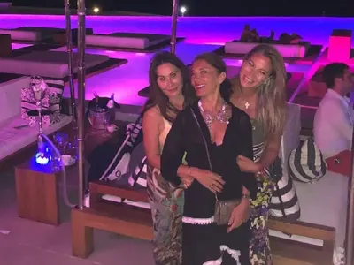 Дарина Павлова троши чинии на Миконос (Снимки от дивото парти)