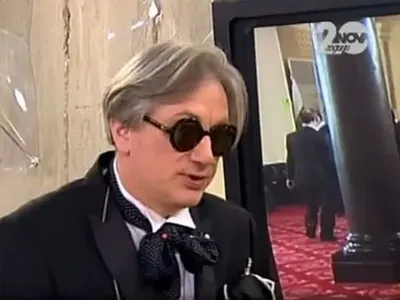 Денди втрещи със стайлинг, разхожда се с мургав млад мъж